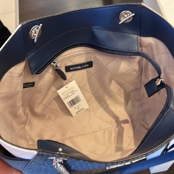 MICHAEL KORS
Jet Set Travel Lg Signature Chain Shoulder Tote Bag
Navy Multi
NWT - Picture 13 of 16